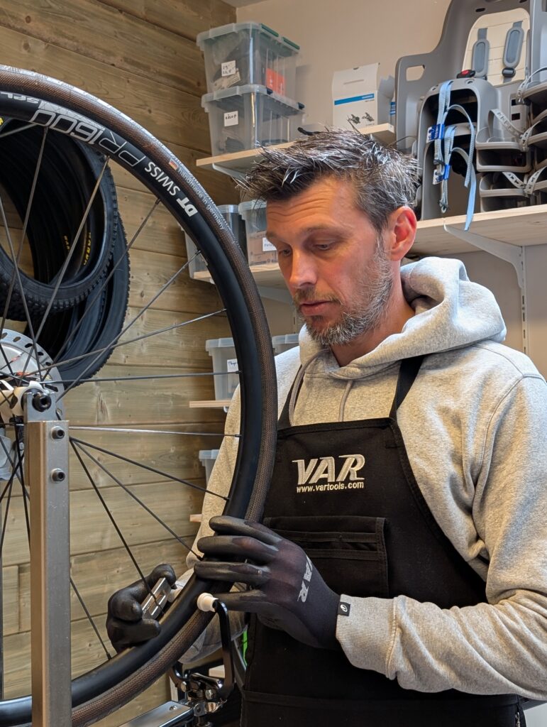 renaud (moi) qui répare un vélo